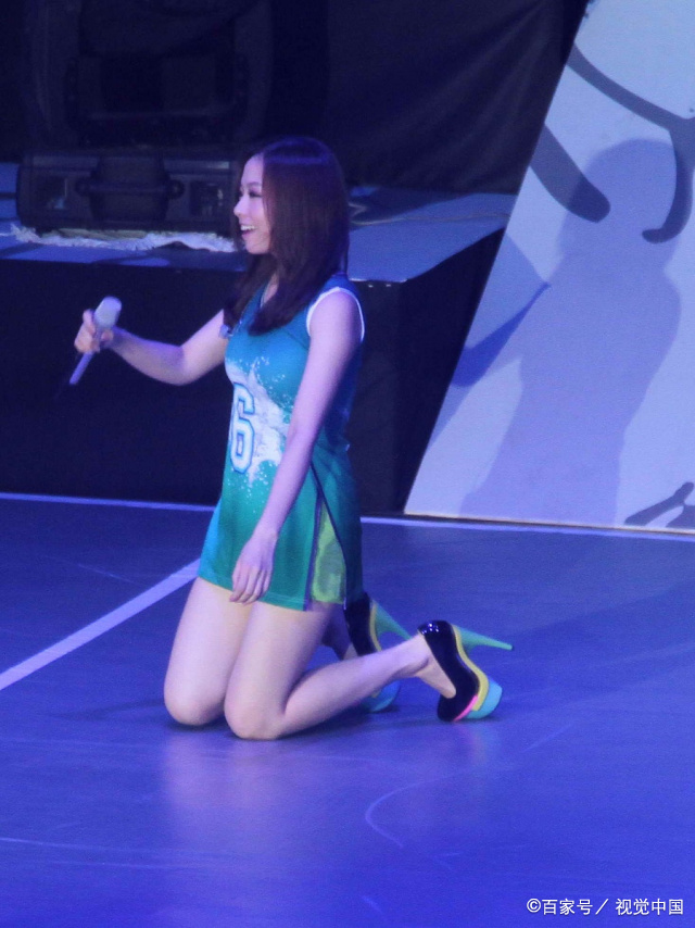 具荷拉终于回应裙子脱落事故,这种事故和她比起来还是差多了!